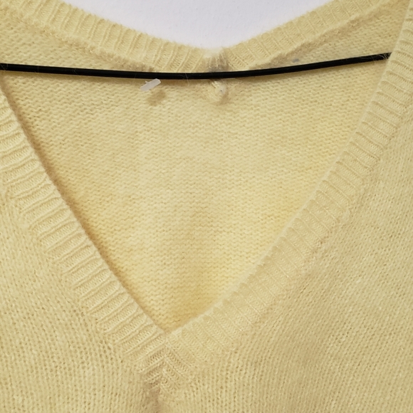 Beautiful Yellow Wool Angora I V-neck Sweater - Picture 4 of 12